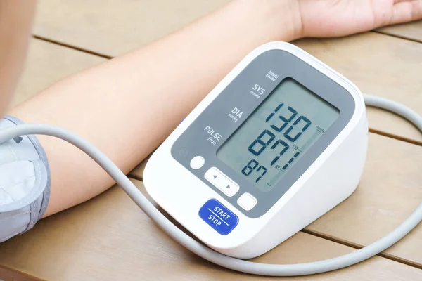 Human Check Blutdruckmessgerät Und Pulsmesser Mit Digitalem Manometer Gesundheitswesen Und — Stockfoto