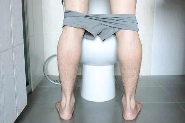 Вид Ззаду Нога Людини Стоїть Мочитися Унітаз Туалеті Вдома Концепція — стокове фото