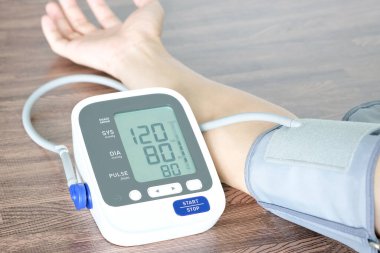 İnsan tansiyon monitörü ve kalp atış hızı monitörünü dijital basınç göstergesiyle kontrol eder. Sağlık ve Tıp Konsepti