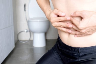 Adamın mide ağrısı ve ishali vardı. Sağlık ve tıbbi konseptler.