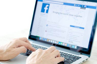 5 Mart 2018 'de Bangkok, Tayland' lı gençler bilgisayarlı internet kullanıyor. Facebook sosyal ağ hizmeti. Dünyadan bilgi almak için internette dolaşıyor..