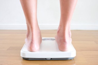 Erkeklerin bacakları terazinin üzerinde duruyor. Sağlık ve kilo kaybı kavramı.