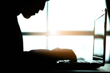 Bilgisayarda oturan kadın, masasında mutlu olmadığını vurguladı. Sağlık kavramı