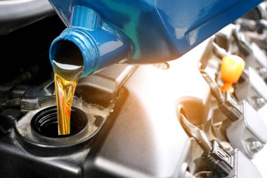 Motor otomobiline yakıt ikmali ve yağ kalitesi aktarım ve onarım ekipmanları. Enerji yakıt kavramı..