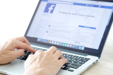 5 Mart 2018 'de Bangkok, Tayland' lı gençler bilgisayarlı internet kullanıyor. Facebook sosyal ağ hizmeti. Dünyadan bilgi almak için internette dolaşıyor..