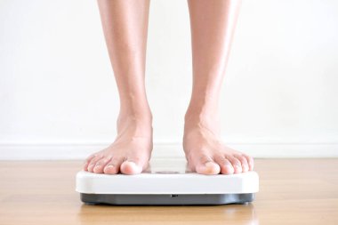 Erkeklerin bacakları terazinin üzerinde duruyor. Sağlık ve kilo kaybı kavramı.