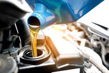 Motor otomobiline yakıt ikmali ve yağ kalitesi aktarım ve onarım ekipmanları. Enerji yakıt kavramı..