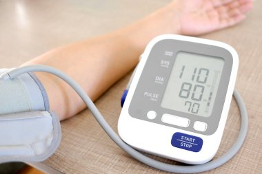 Kan basıncı monitörünü ve kalp atış hızı monitörünü dijital basınç göstergesiyle kontrol edin. Sağlık ve Tıp Konsepti
