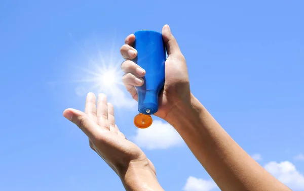 Mano Mujer Sosteniendo Protector Solar Muy Luz Solar Fondo Del — Foto de Stock