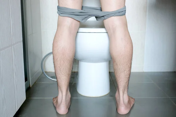 Visão Traseira Perna Homem Fazendo Xixi Para Vaso Sanitário Banheiro — Fotografia de Stock