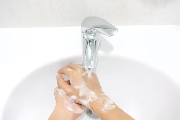 Main Beauté Femme Laver Les Mains Lavabo Avec Mousse Nettoyer — Photo