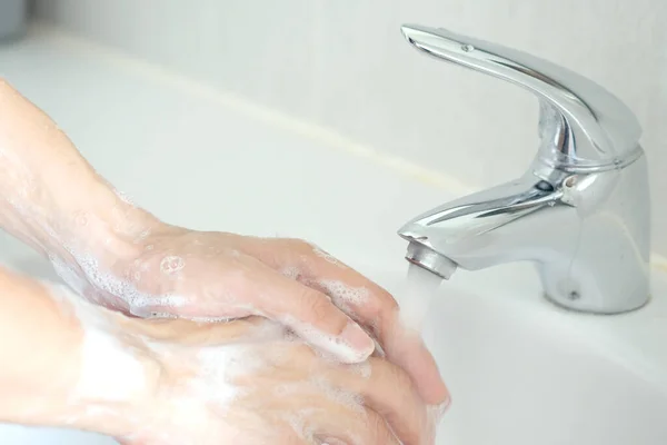 Main Beauté Femme Laver Les Mains Lavabo Avec Mousse Nettoyer — Photo