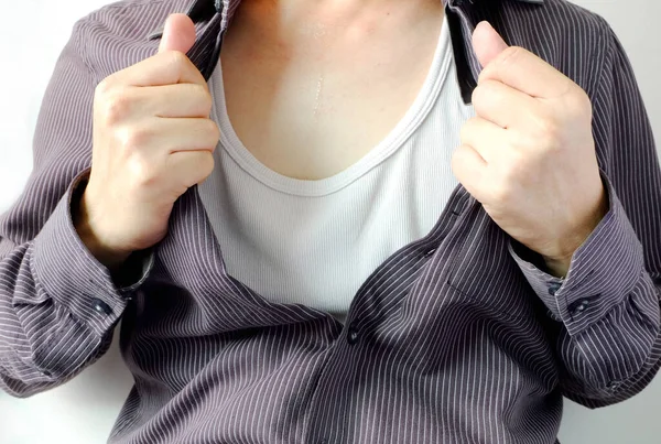 Männer Tragen Hemden Zog Sein Hemd Aus Weil Schmutzig Verschwitzt — Stockfoto