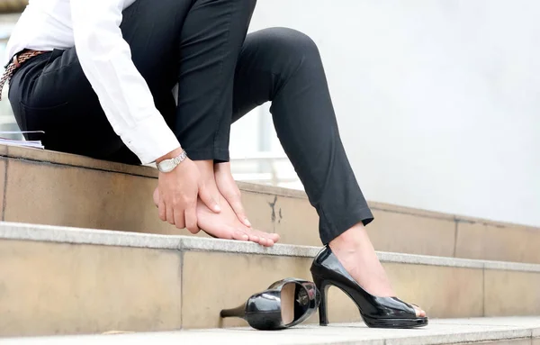 Žena Sedící Gauči Pokoji Chyť Nohu Bolí Noha Způsobeno Nošením — Stock fotografie