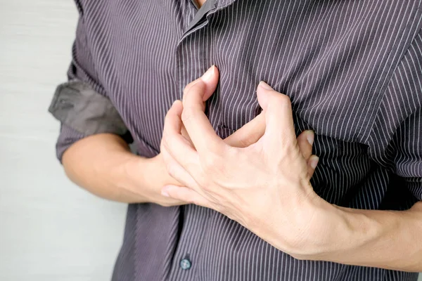 Καρδιακή Προσβολή Άνθρωπος Στέκεται Πόνο Στο Στήθος Στην Κρεβατοκάμαρα — Φωτογραφία Αρχείου