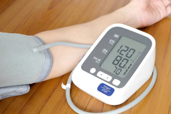 Human Check Blutdruckmessgerät Und Pulsmesser Mit Digitalem Manometer Gesundheitswesen Und — Stockfoto