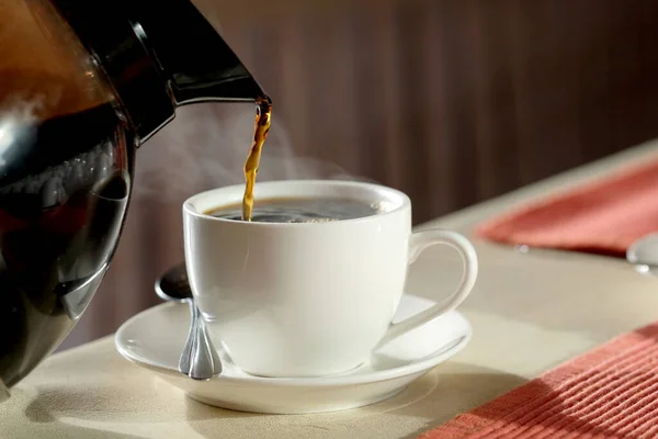 Утром Нового Дня Рука Молодого Человека Держит Чашку Кофе Капучино — стоковое фото