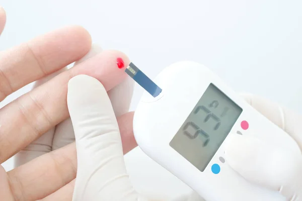 Tangan Orang Memeriksa Diabetes Dan Darah Tinggi Glukosa Monitor Dengan — Stok Foto