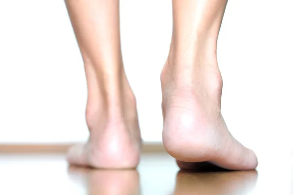 Das Bein Der Frau Liegt Auf Dem Boden Sie Ist — Stockfoto