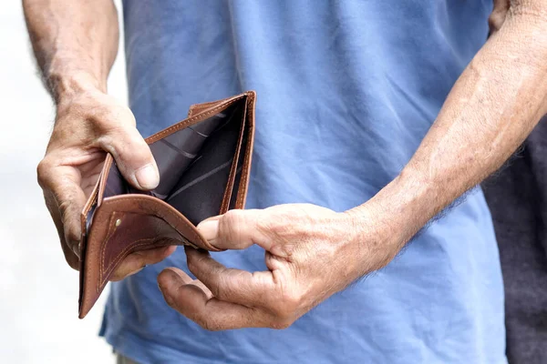 Χέρι Του Ανώτερου Ανοιχτή Τσέπη Δεν Υπάρχουν Χρήματα Στο Πορτοφόλι — Φωτογραφία Αρχείου