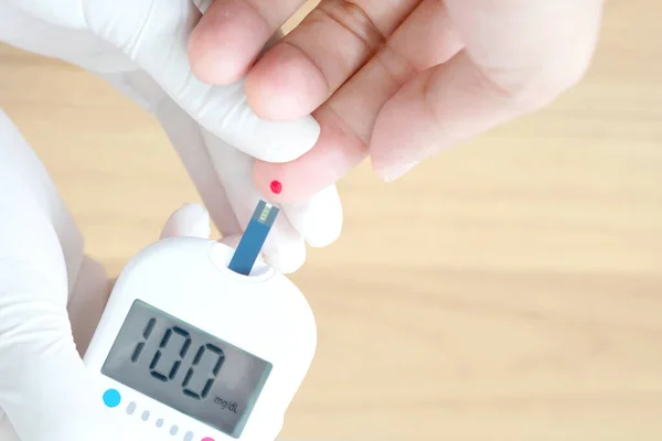 血圧計で糖尿病や高血糖モニターをチェックする人もいます ヘルスケアと医療の概念 — ストック写真