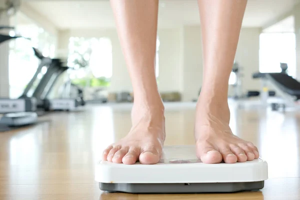 Nohy Žen Stojící Váze Váhu Pozadí Fitness Místnosti Koncept Zdravého — Stock fotografie