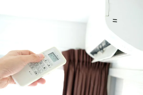 Man Hand Met Afstandsbediening Open Airco Zijn Slaapkamer Gekoeld Tot — Stockfoto