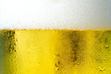 Partide bira köpüklü soğuk biralar bir bardağın üstünde ya da tebrik partisi ya da tatil, hafta sonu tatili, dinlenme zamanı. Taze bira dolduran bir adam. Bar ve Restoran Konseptinde Parti Zamanı.