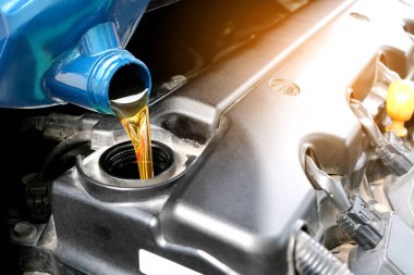 Motor otomobiline yakıt ikmali ve yağ kalitesi aktarım ve onarım ekipmanları. Enerji yakıt kavramı..