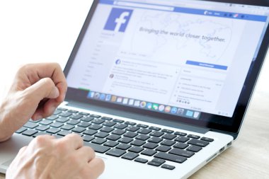 5 Mart 2018 'de Bangkok, Tayland' lı gençler bilgisayarlı internet kullanıyor. Facebook sosyal ağ hizmeti. Dünyadan bilgi almak için internette dolaşıyor..