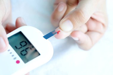 İnsanların elleri diyabet ve yüksek kan şekeri monitörlerini dijital basınç göstergesi ile kontrol ediyor. Sağlık ve Tıp Konsepti