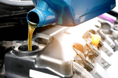 Motor otomobiline yakıt ikmali ve yağ kalitesi aktarım ve onarım ekipmanları. Enerji yakıt kavramı..