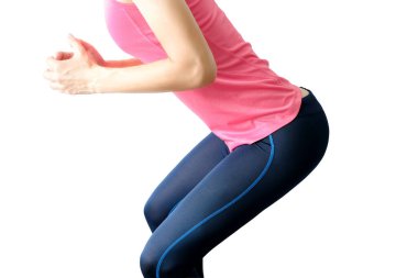 Spor yapan kadın vücudu izole edilmiş beyaz arka planda oturuyor.