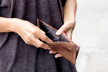 Son sınıf öğrencilerinin cebi açık, iş cüzdanında para yok, finansal konseptler ve harcamalar,