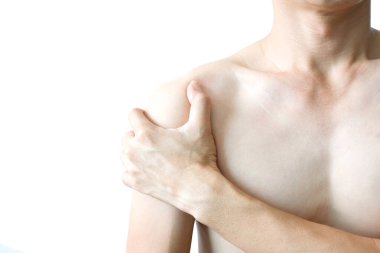 Erkeklerin kol ağrısı ve omuz ağrısı vardır, beyaz arka plan sağlık ve sağlık konsepti.