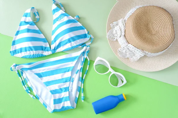 Accessori Estivi Bikini Blu Occhiali Sole Cappello Viaggiare Spiaggia Sfondo — Foto Stock