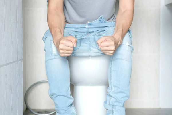 Mann Sitzt Der Toilettenschüssel Badezimmer Ist Sein Zuhause Unglücklich Über — Stockfoto