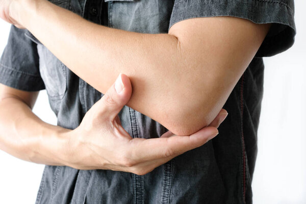 Мужчины используют свои руки, чтобы держать локти, и у него была боль в локтях.. Болезненное здоровье и медицинские концепции