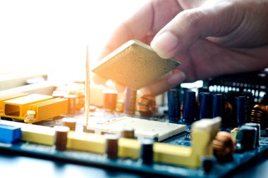 Bilgisayar mühendisliğinin eli bilgisayar işlemcisi bellek bileşenlerini soket işlemcisine dönüştürür. Teknoloji ve geliştirme kavramı