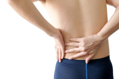 Adamın eli belinden sıkıştı ve kadının sırtı parkta çok ağrıyordu. Egzersiz nedeni.