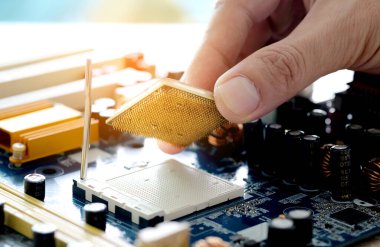 Bilgisayar mühendisliğinin eli bilgisayar işlemcisi bellek bileşenlerini soket işlemcisine dönüştürür. Teknoloji ve geliştirme kavramı