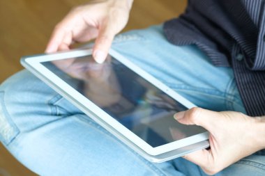 Tablette oyun oynayan bir çocuk. Oyun oynamaktan zevk alıyor ve çok mutlu. Dövüş oyunu arka planda renkli. Yeni nesil konsepti hobisi.