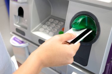 Kadın, seyahat ve alışveriş için para biriktirdiği kabineden para çekiyor..