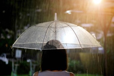 Kadınlar yağmurda yürür. Şemsiye tutan kadınların eli. Kendini üzgün hissediyor, Sky sürekli yağmur yağıyor ve bulutlu. Yağmur arkaplanı, Şemsiye arkaplanı.