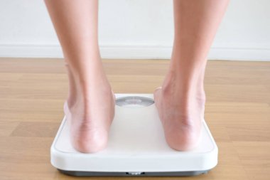 Terazide duran kadın bacakları ağırlık arka plan spor salonu. Sağlıklı yaşam tarzı ve spor anlayışı