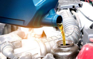 Motor otomobiline yakıt ikmali ve yağ kalitesi aktarım ve onarım ekipmanları. Enerji yakıt kavramı..