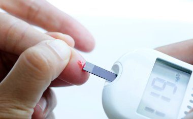 İnsanların elleri diyabet ve yüksek kan şekeri monitörlerini dijital basınç göstergesi ile kontrol ediyor. Sağlık ve Tıp Konsepti