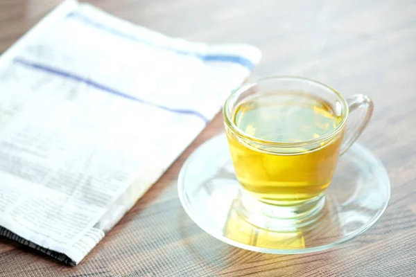 Xícara Chá Verde Quente Mesa Tem Jornal Tablet Escritório — Fotografia de Stock