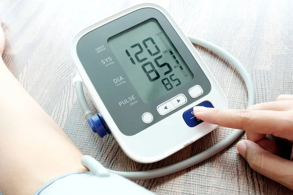 Man Check Blood Pressure Monitor Heart Rate Monitor Digital Pressure — Stock Photo, Image