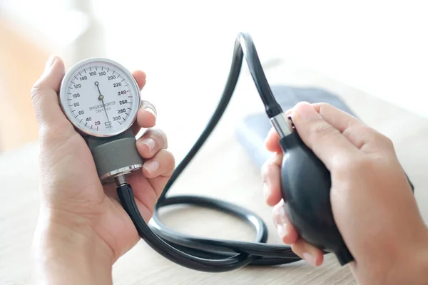 Man Check Blutdruckmessgerät Und Pulsmesser Mit Digitalem Manometer Gesundheitswesen Und — Stockfoto